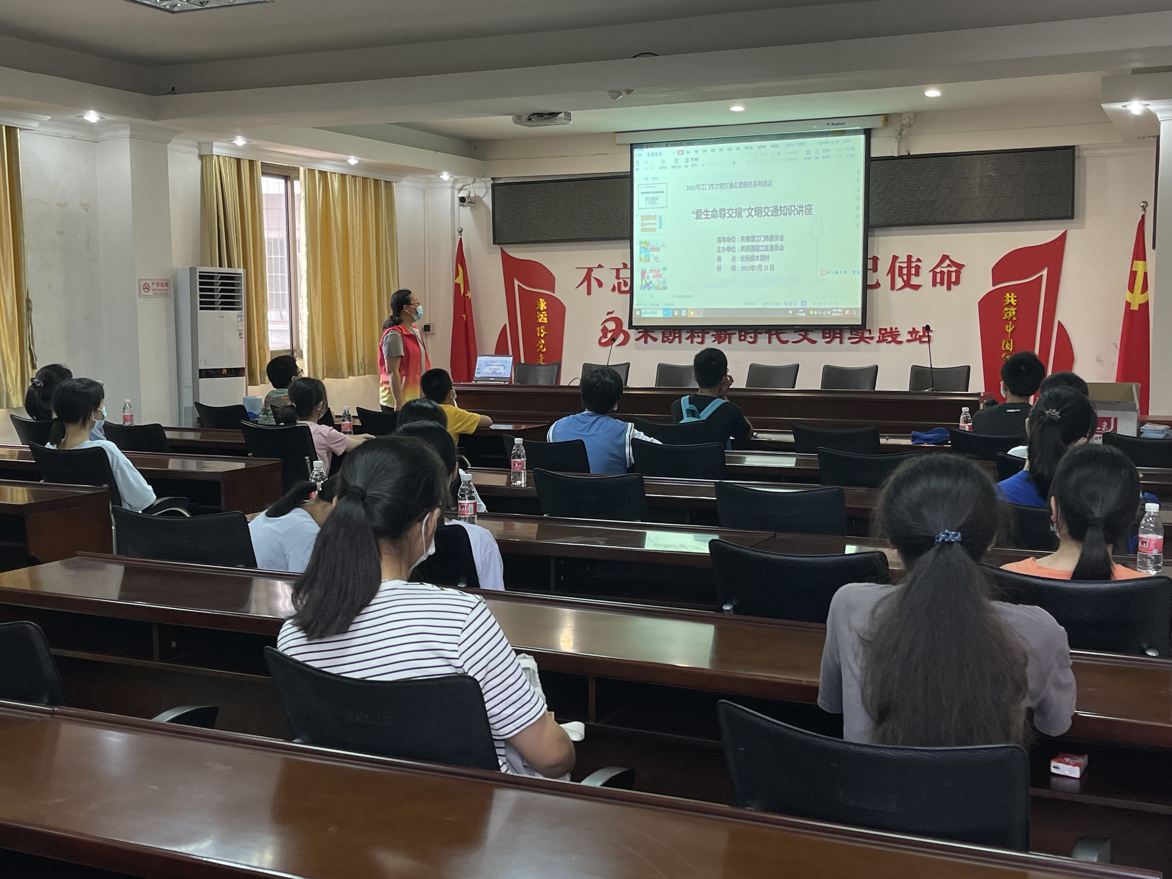 活動時間：2022年7月15日 單位：共青團蓬江區(qū)委員會 共青團杜阮鎮(zhèn)委員會 服務(wù)對象：群眾 服務(wù)內(nèi)容：在杜阮鎮(zhèn)木朗村開展“愛生命尊交規(guī)”文明交通知識宣傳活動（1）.jpg