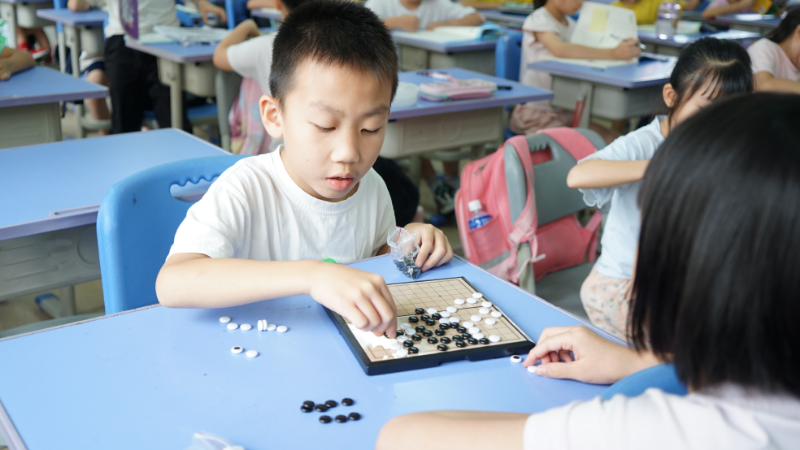 4自習(xí)課，孩子們在下圍棋。.jpg