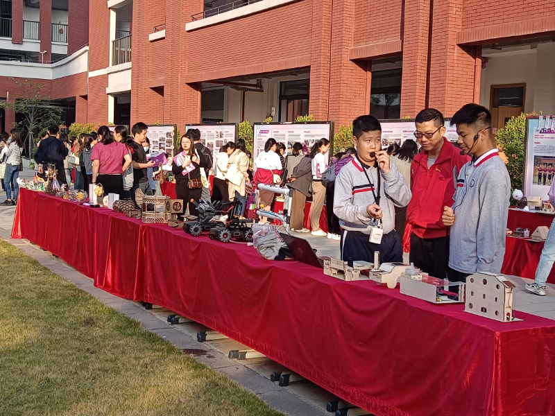 嘉賓參觀學(xué)生科創(chuàng)作品.jpg